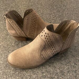 Carlos by Carlos Santana “Bentley” booties, women’s size 8